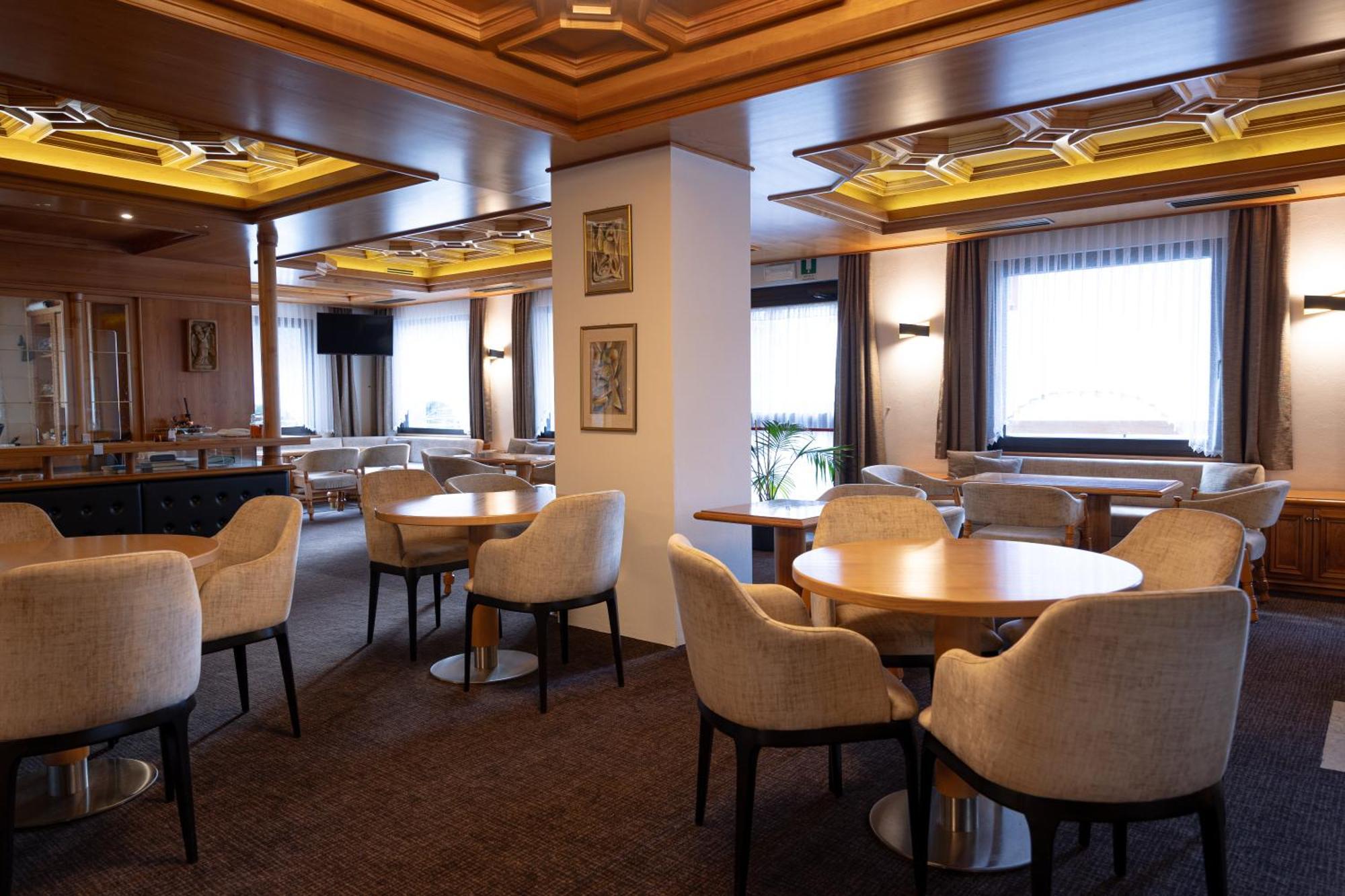 Hotel Engel Canazei Bagian luar foto