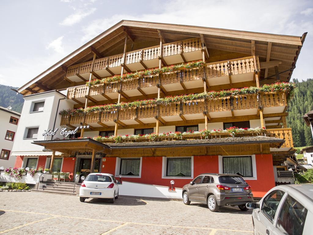 Hotel Engel Canazei Bagian luar foto
